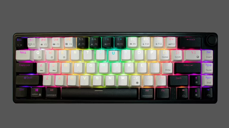 Teclado mecánico Okami EX65 iluminado con RGB, vista frontal sobre fondo oscuro.