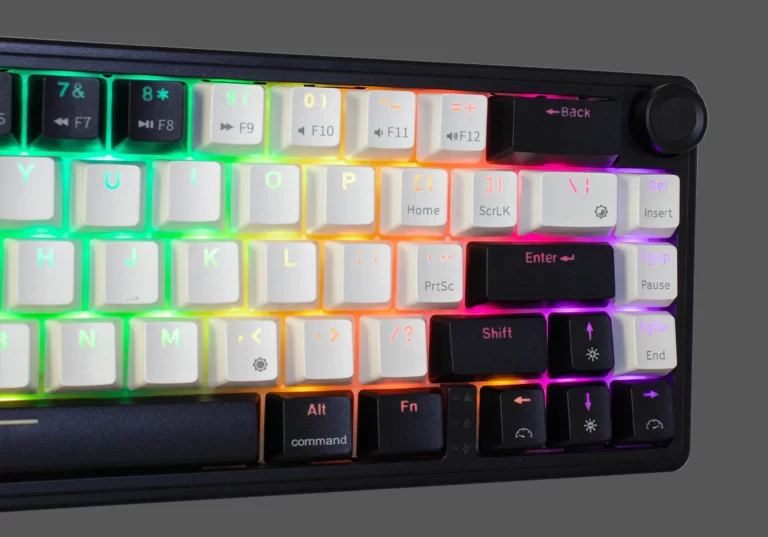 Teclado mecánico Okami EX65 con keycaps blancos y retroiluminación RGB multicolor.