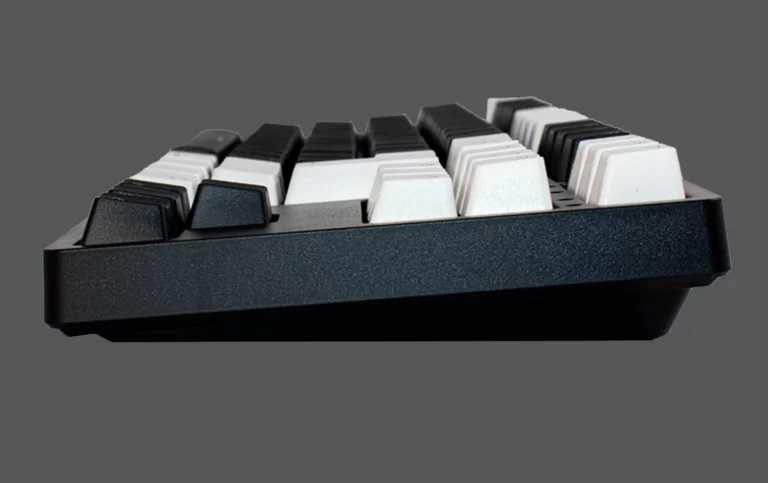 TVista lateral del teclado mecánico Yokai EX80 mostrando su perfil inclinado y diseño robusto.