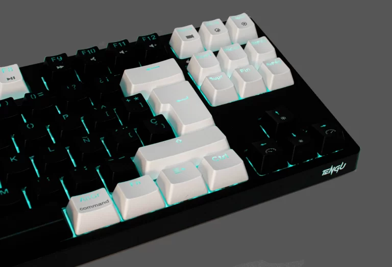 Detalle de las teclas de navegación, control y funciones del teclado mecánico Yokai EX80 con iluminación RGB color turquesa.