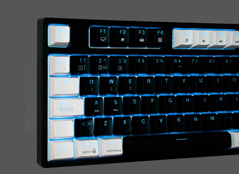Vista parcial izquierda del teclado Yokai EX80 mostrando teclas de función, letras y retroiluminación RGB azul.